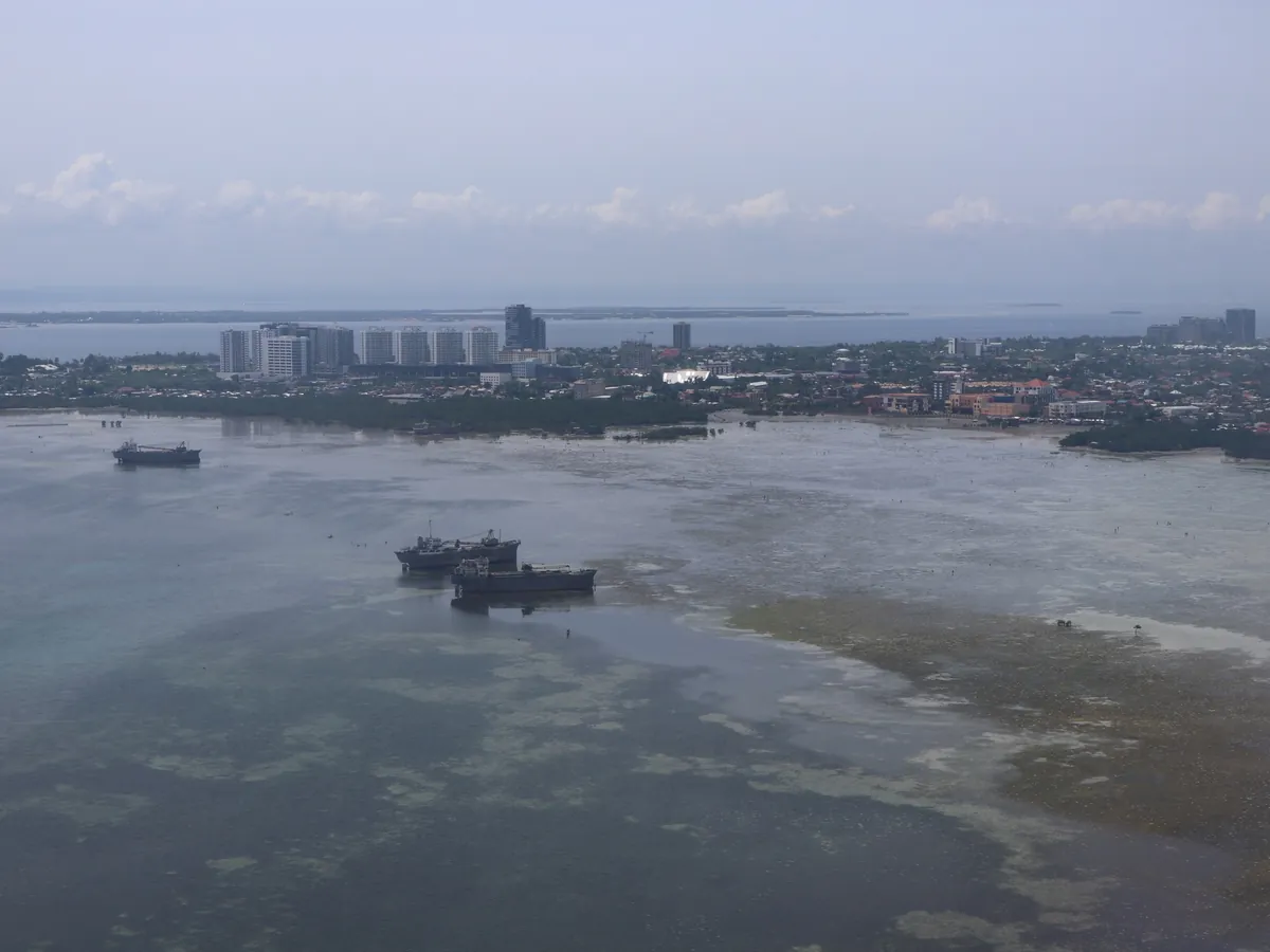 マクタン島東岸の海と街並みを望む実景