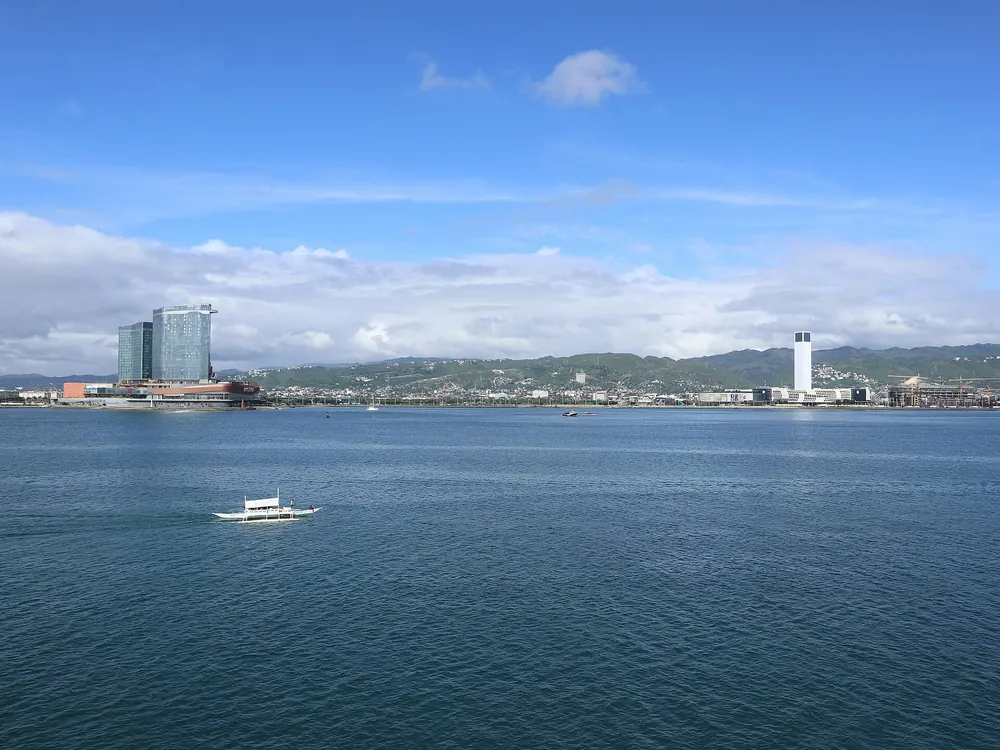 海峡越しにNUSTARとSM Seasideを望むサウス・ロード・プロパティーズ