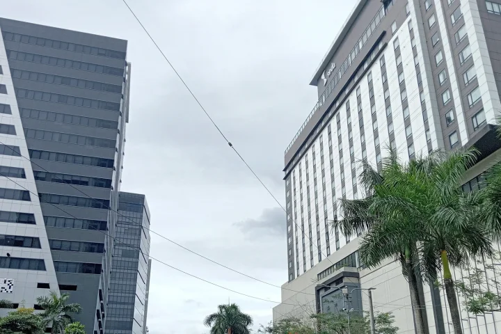 Cebu IT Parkの高層ビルと整備された街路