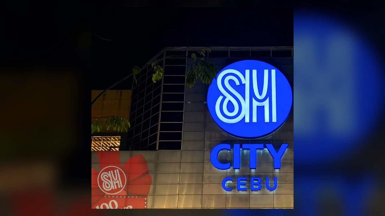 夜のSM City Cebu正面サイン
