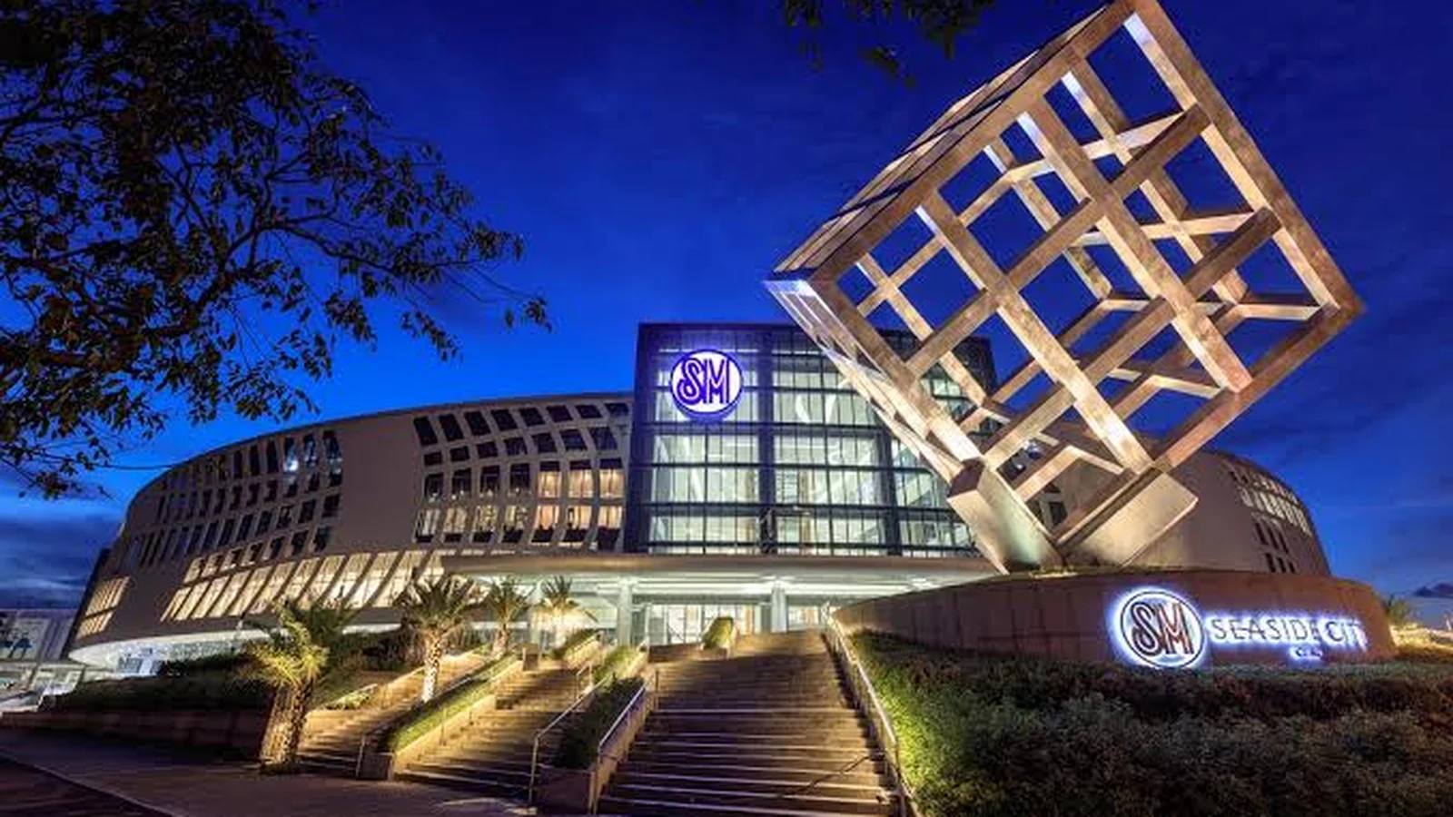 SM Seaside City Cebuの正面入口とキューブのモニュメント