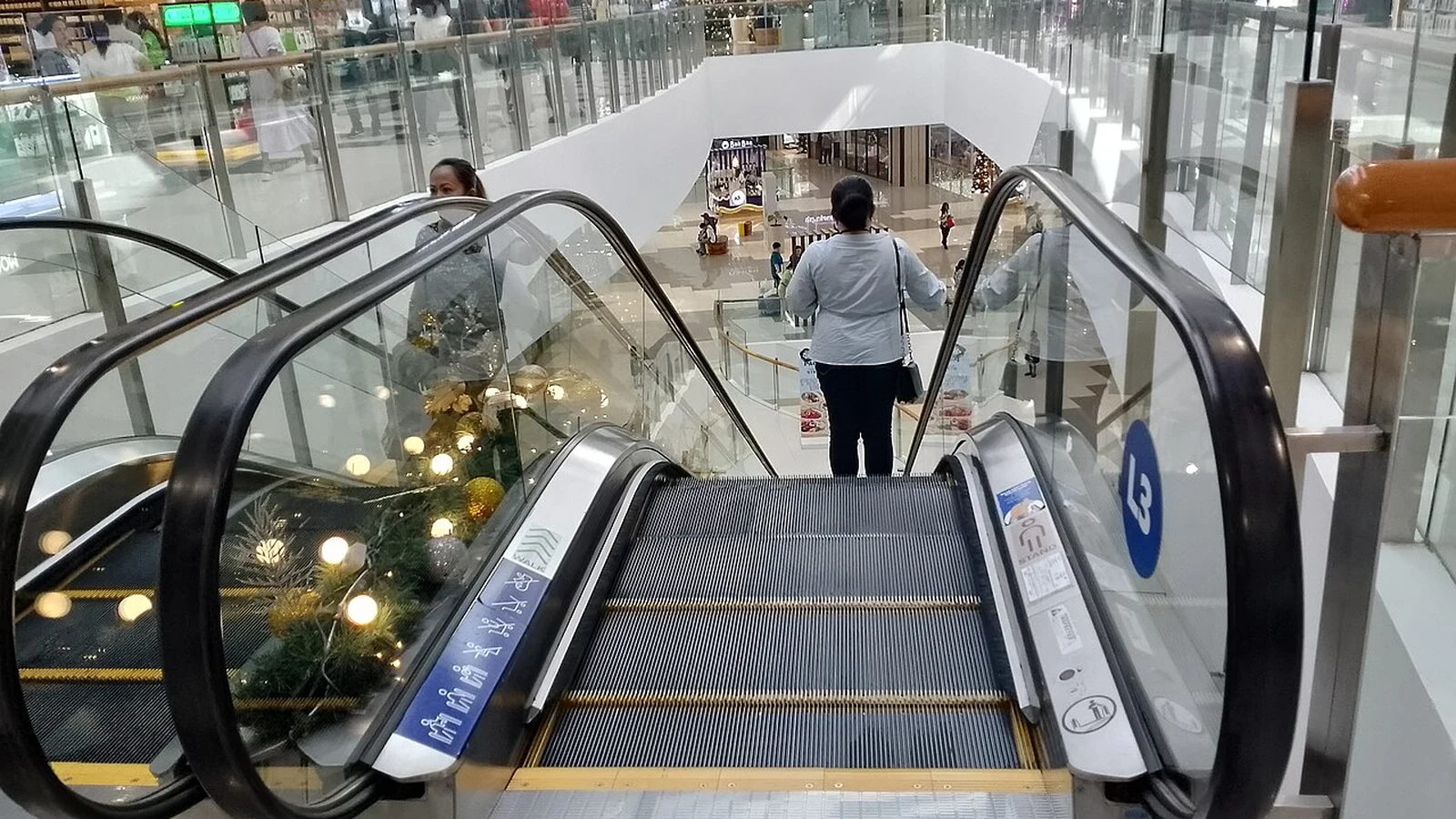 SM Seaside City Cebu館内のエスカレーターと店舗フロア