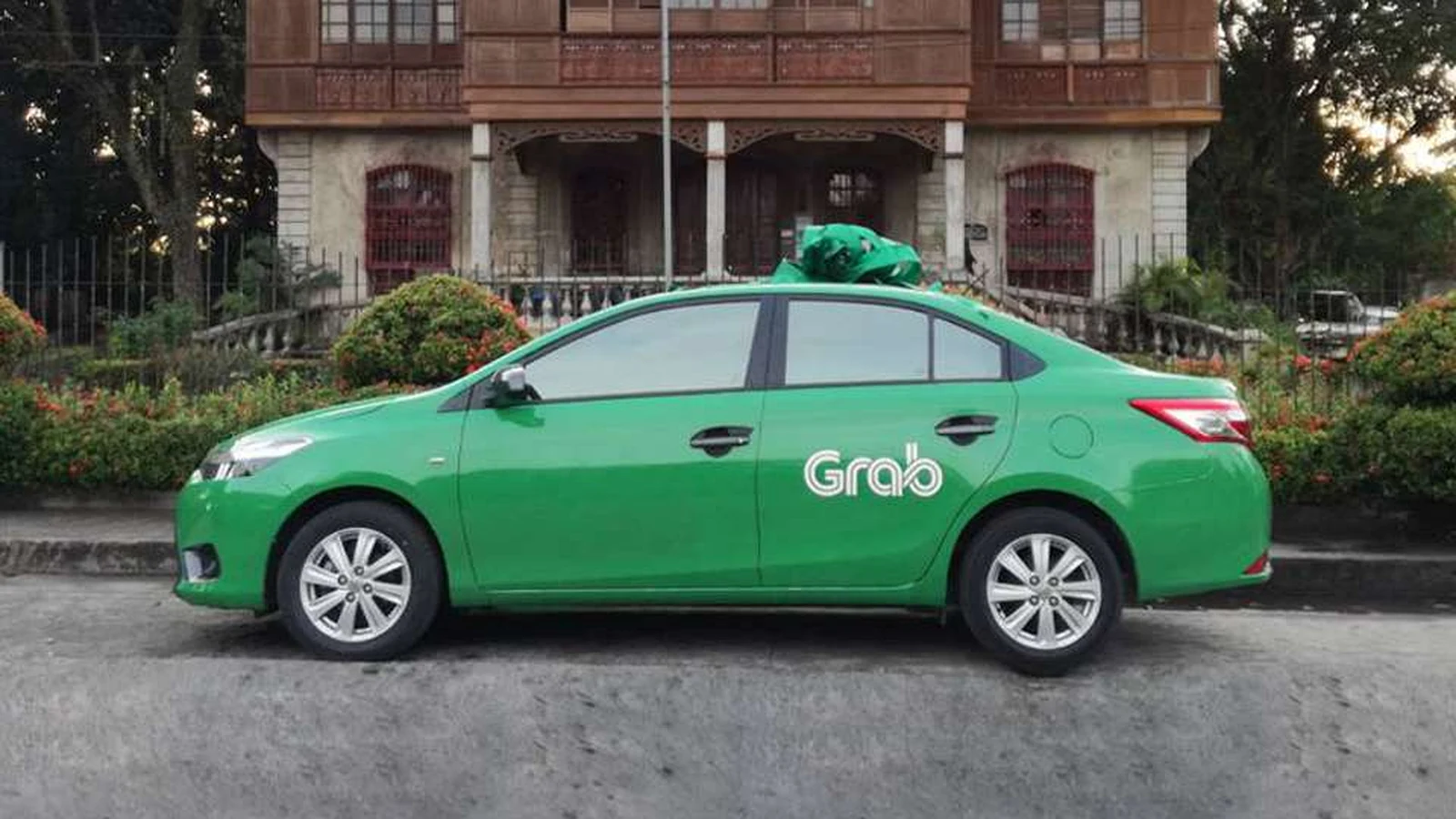セブでサービス開始時に展示されたGrabCar車両