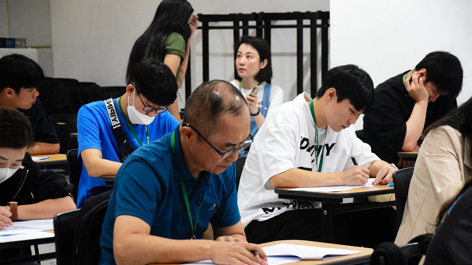 校内生活中心のキャンパスで学ぶ様子
