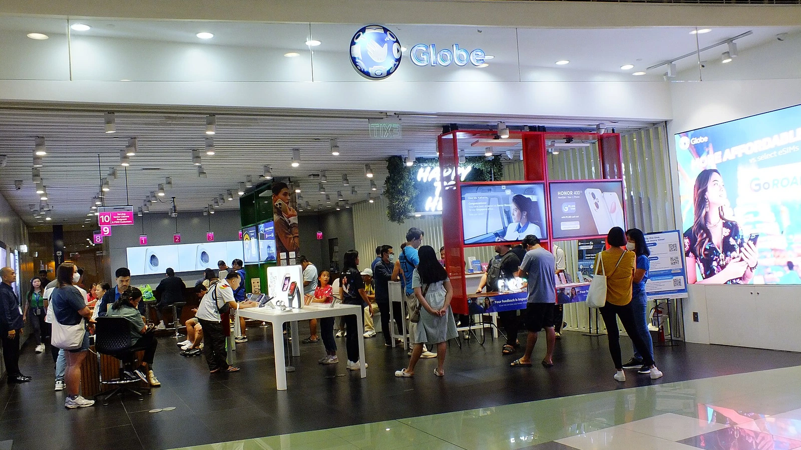 3.Globeを示すセブの写真