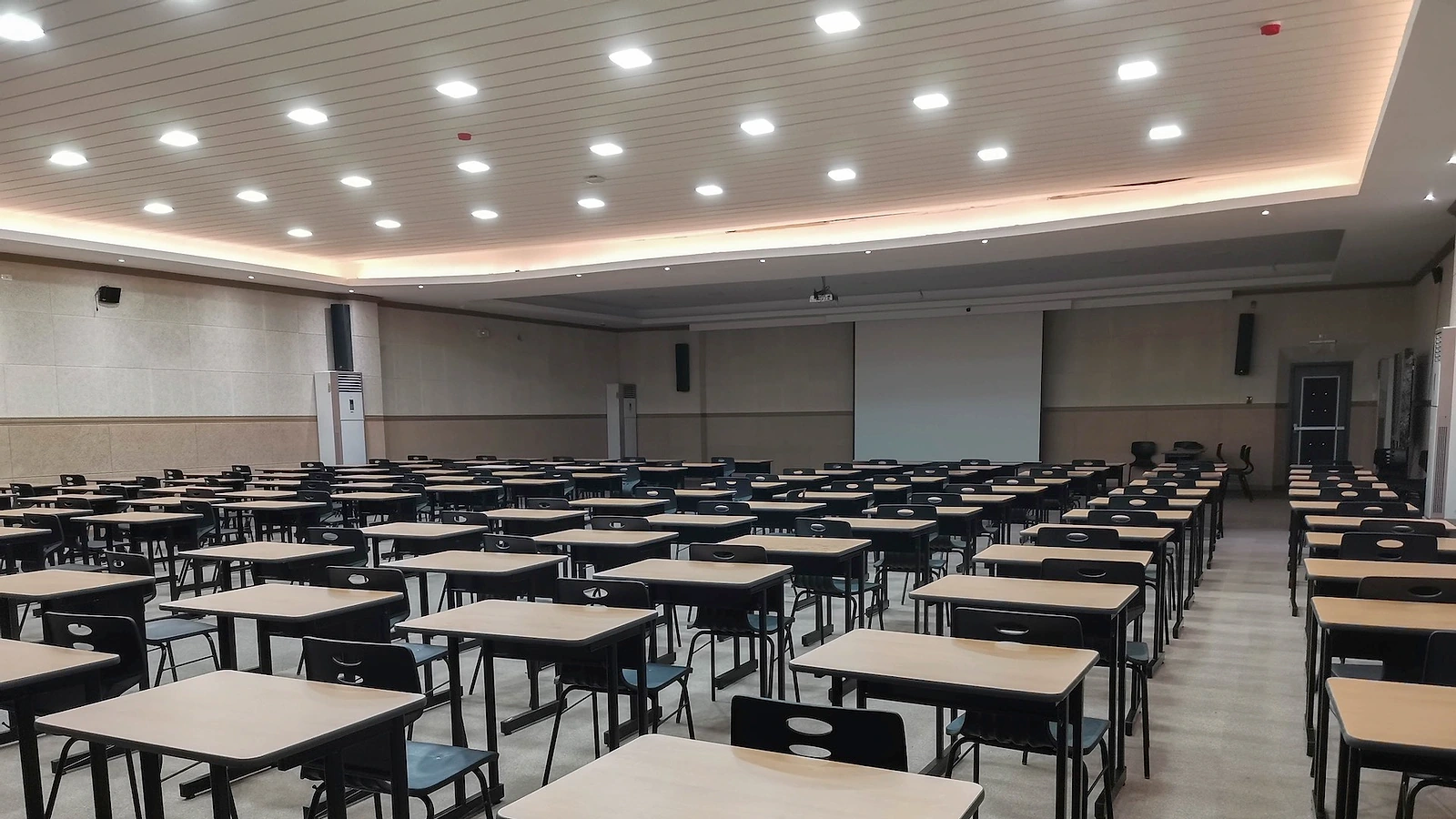 学校内サービスと外部店舗を使い分ける