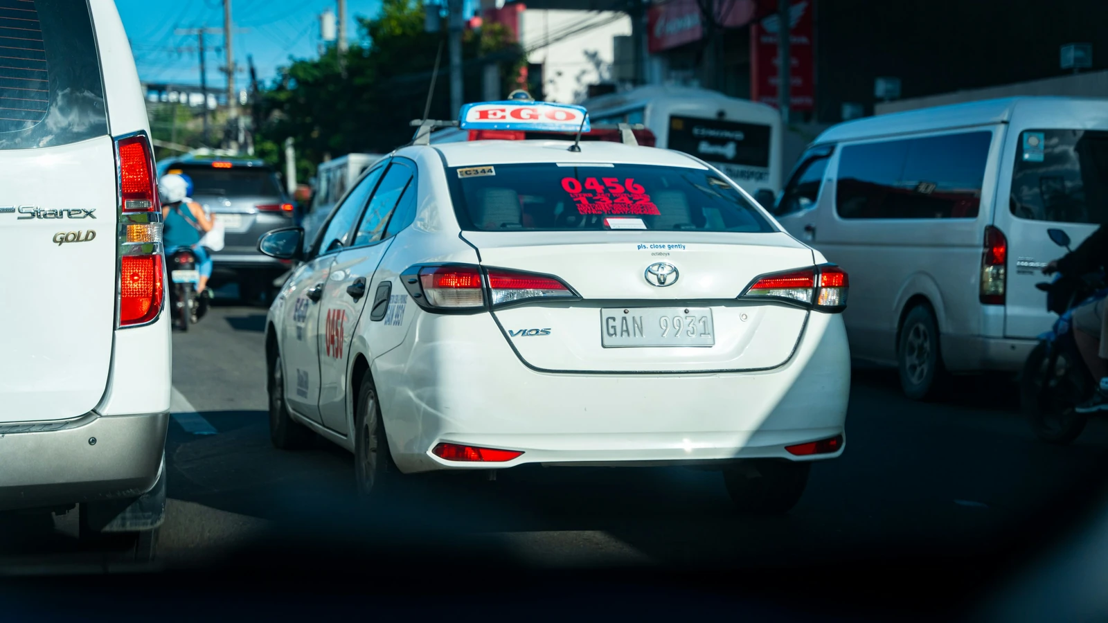 車が到着したときに確認することを示すセブの写真