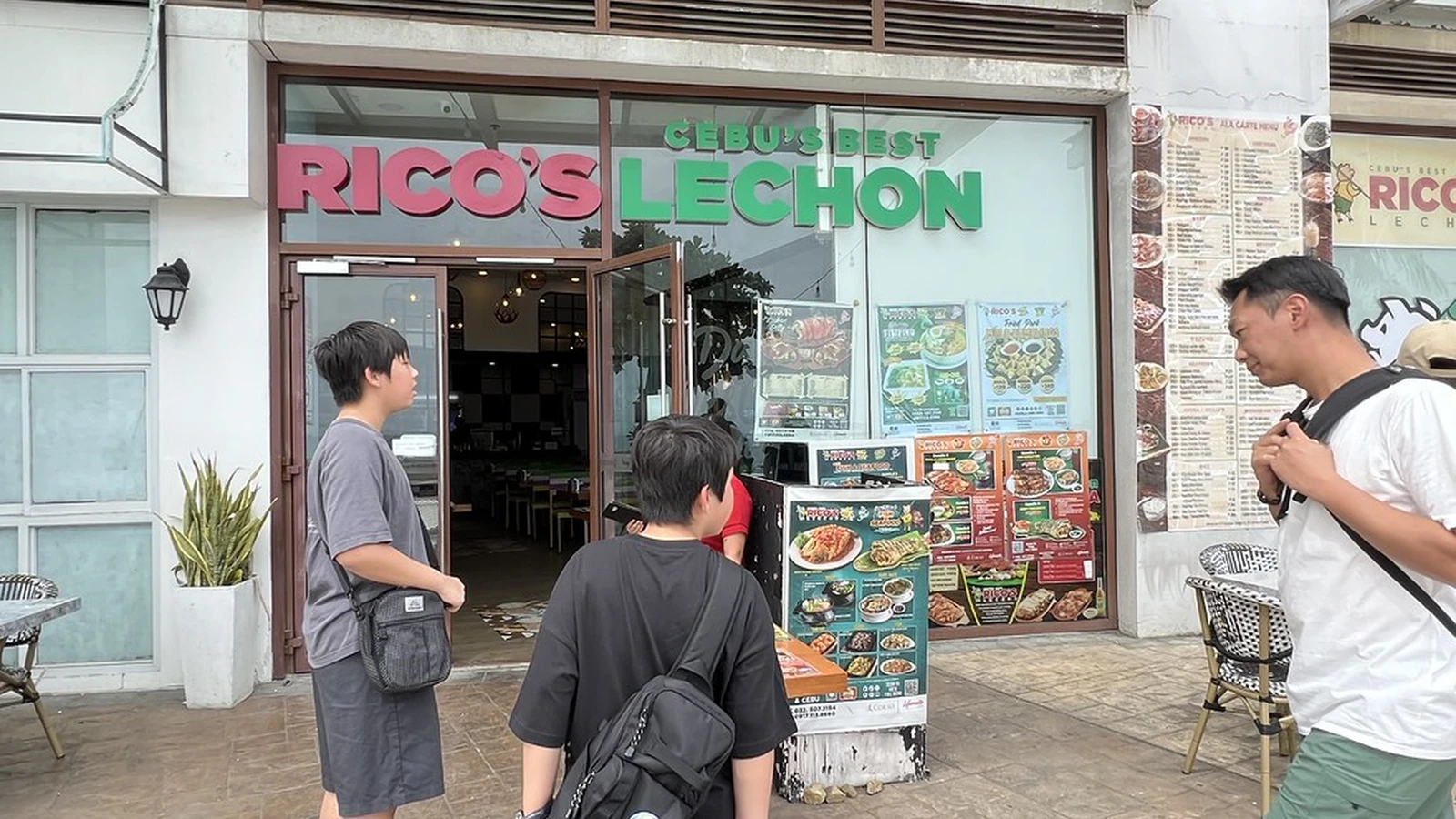 4.Ayer’s Lechonを示すセブの写真