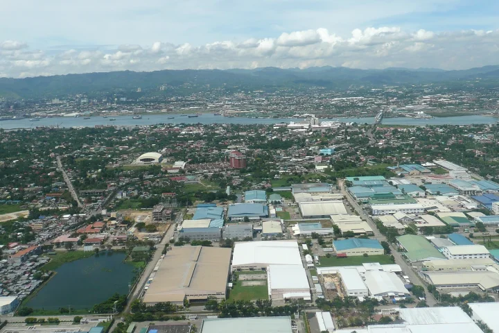 マクタン島の市街地・海・空港の位置関係が分かる空撮