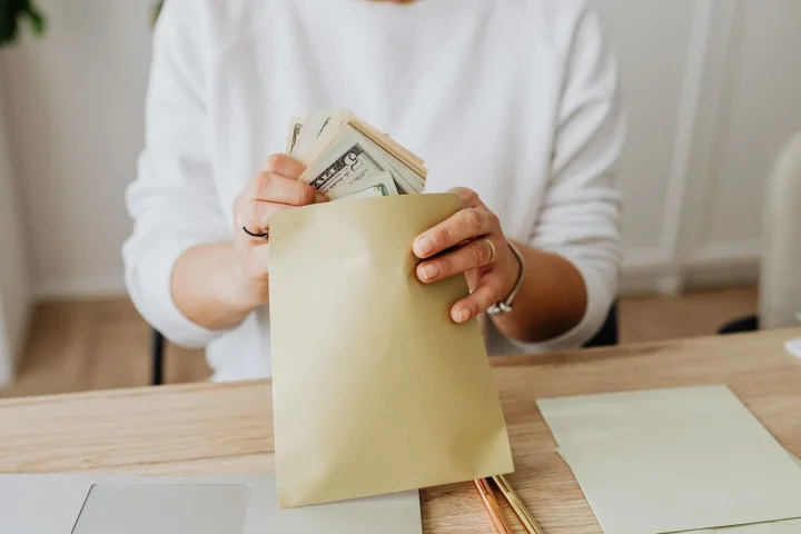週ごとの生活費として現金を封筒へ分ける手元