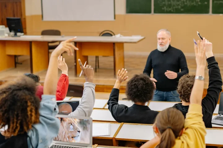 講義室で意見を交わす多国籍の学生たち