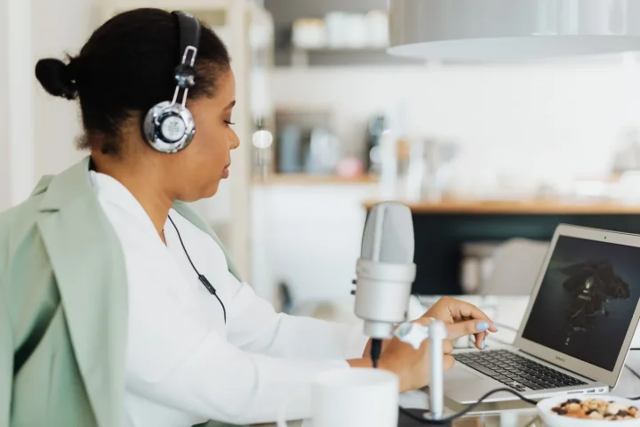ヘッドホンとマイクを使い、パソコンで音声を確認する様子