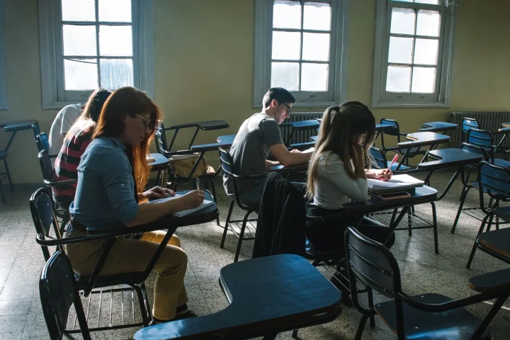教室で課題に取り組み、学習状況を確認する学生たち