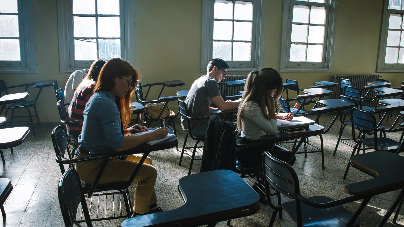 教室で課題に取り組み、学習状況を確認する学生たち