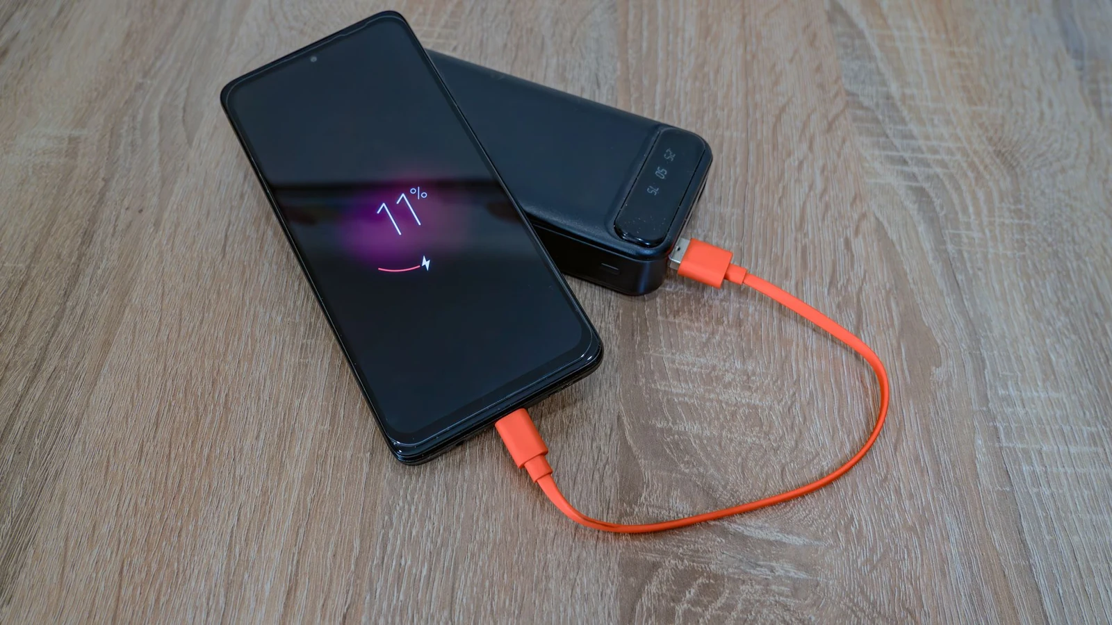 モバイルバッテリーからスマートフォンを充電する様子