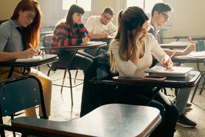 多様な背景の学生が学ぶ大学の教室