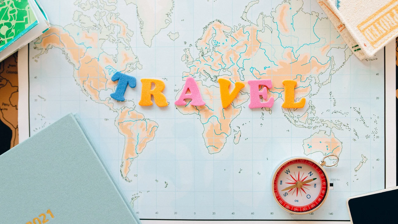 世界地図と方位磁針を使った渡航先の検討