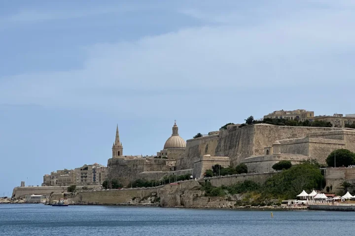 海から望むマルタのバレッタ旧市街