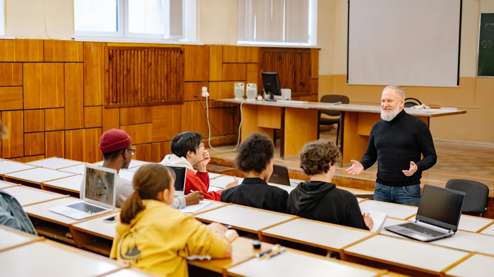 講師と学生が参加する大学の講義