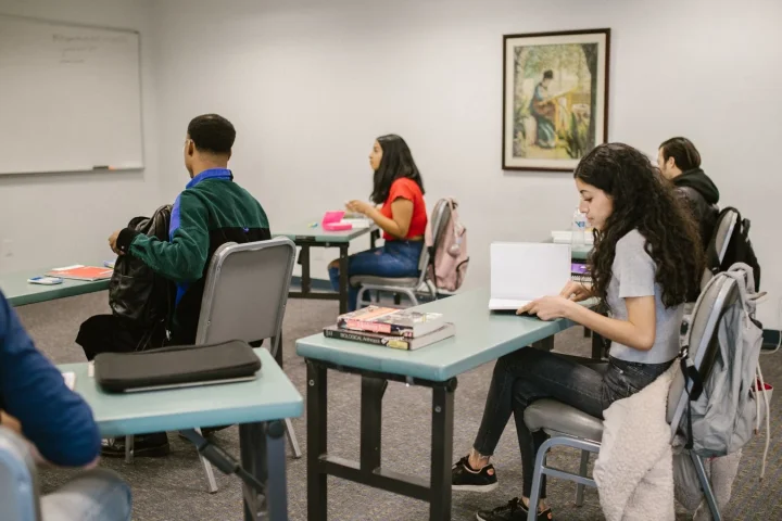 複数の学生が参加する英語教室