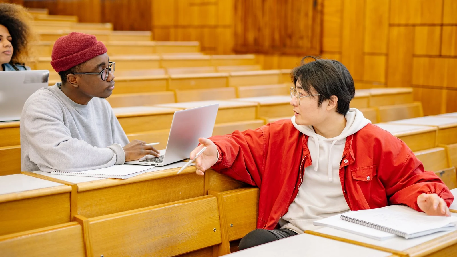 大学の教室で会話練習をする多国籍の学生