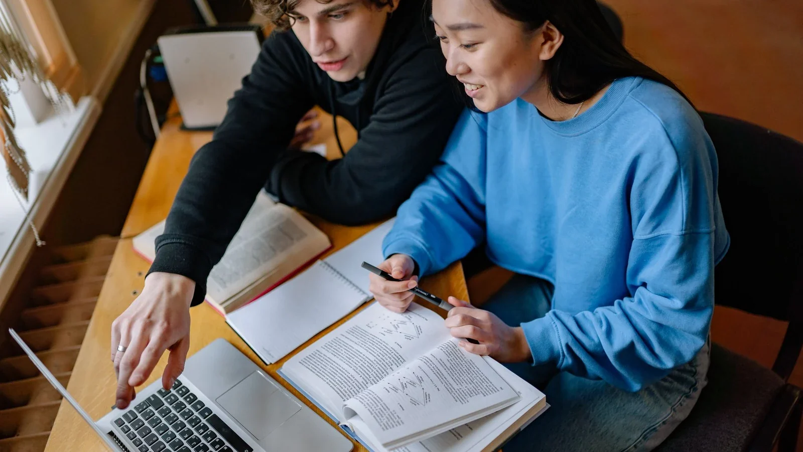 学習記録を見ながら進捗を確認する二人の学生