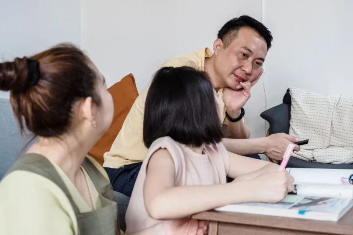 保護者が子どもの学習をそばで支える様子
