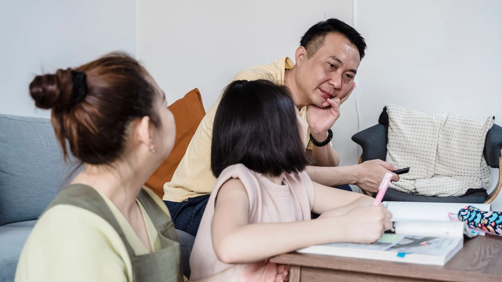 保護者が子どもの学習をそばで支える様子