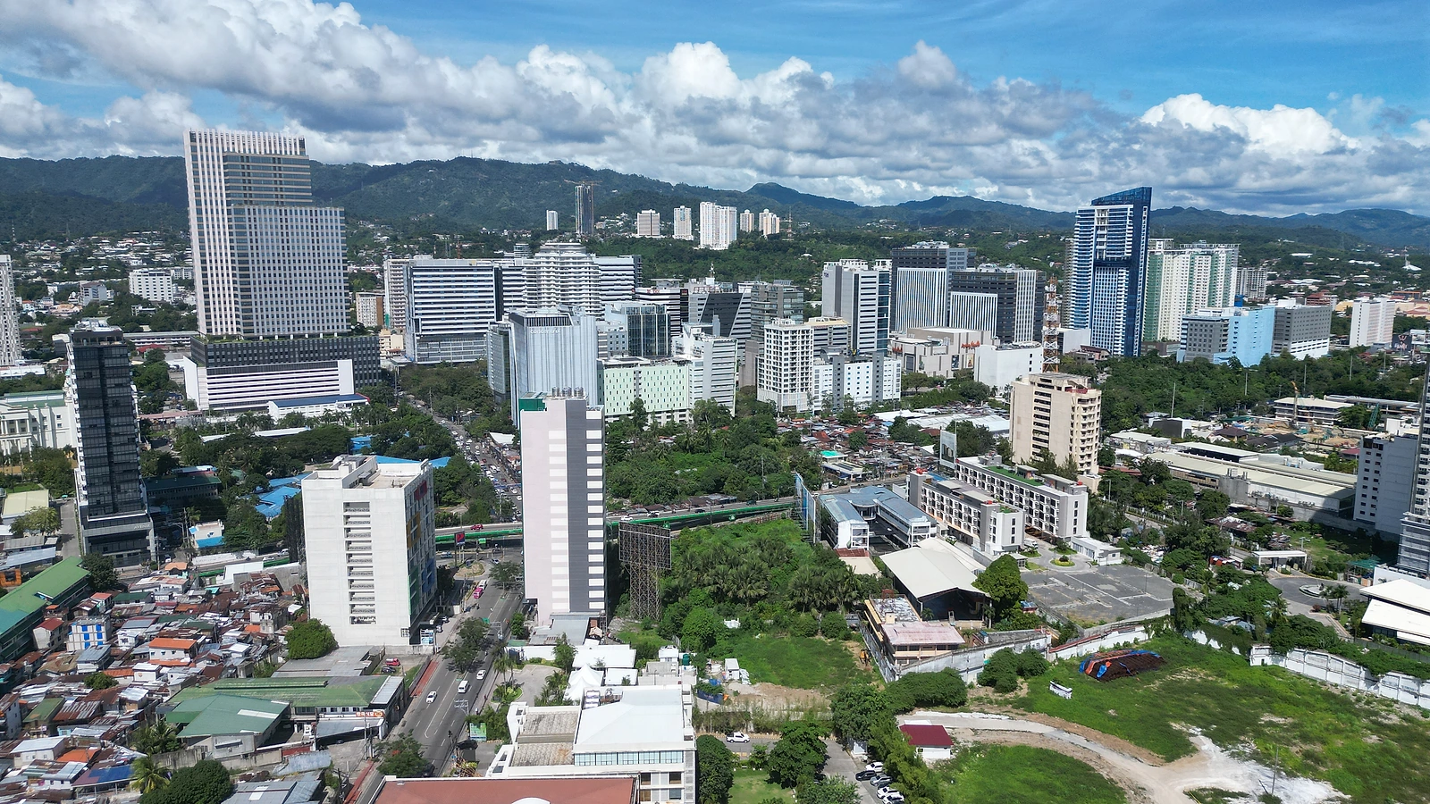 Cebu IT Parkと周辺に並ぶ高層ビル群