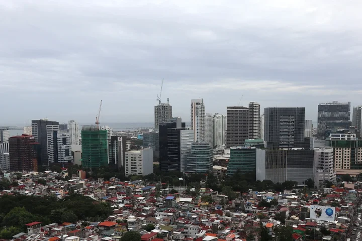 セブ市内の高層ビルと住宅街を見渡せる都市景観
