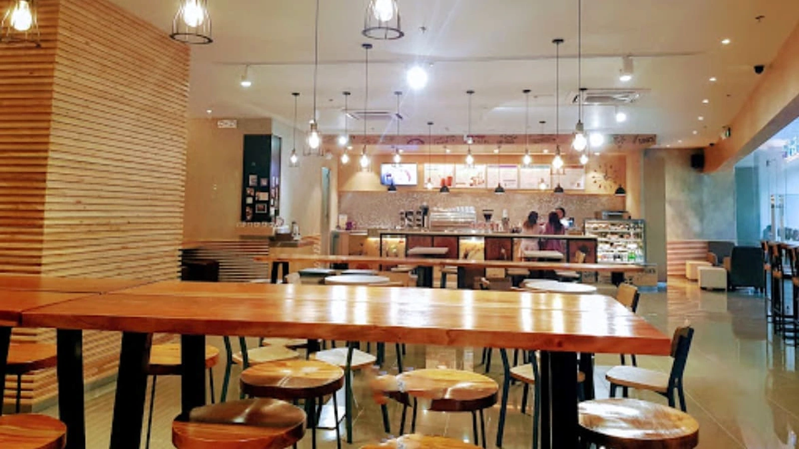 ITパークで利用できるカフェの店内と座席環境