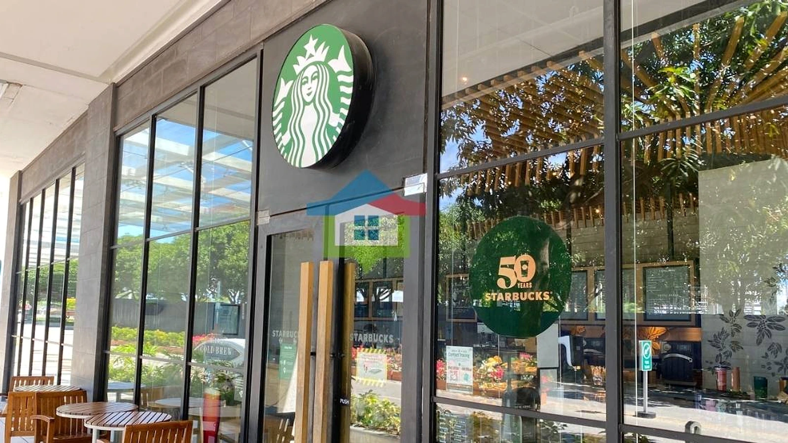 マクタンニュータウン内のStarbucks店舗