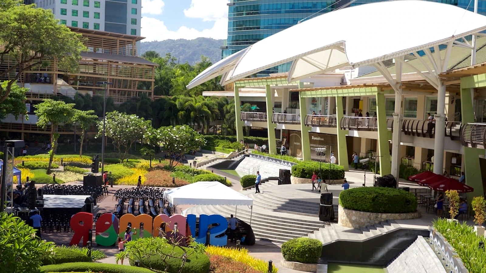 Ayala Center Cebuの屋外広場と商業施設