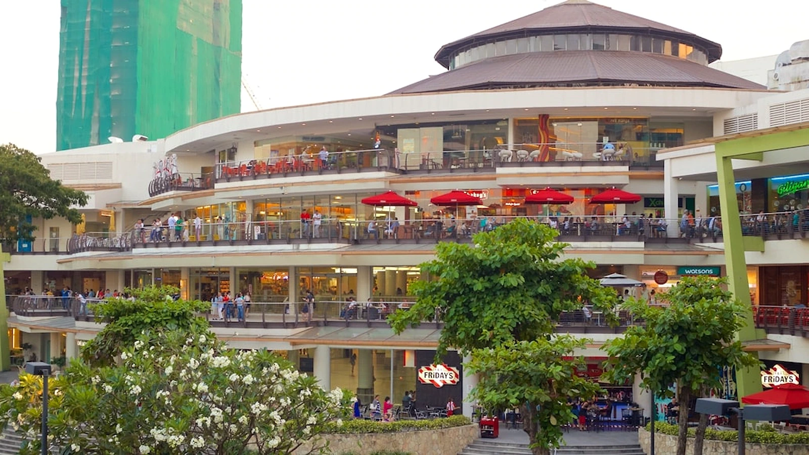 カフェとレストランが並ぶAyala Center Cebuのテラス