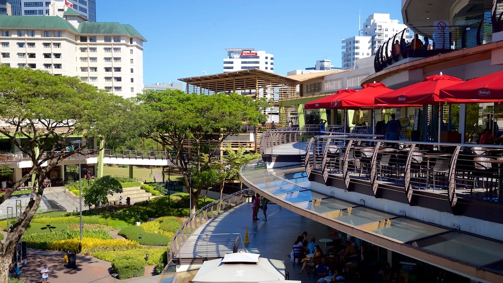 買い物と休日に利用するAyala Center Cebuの屋外レストラン