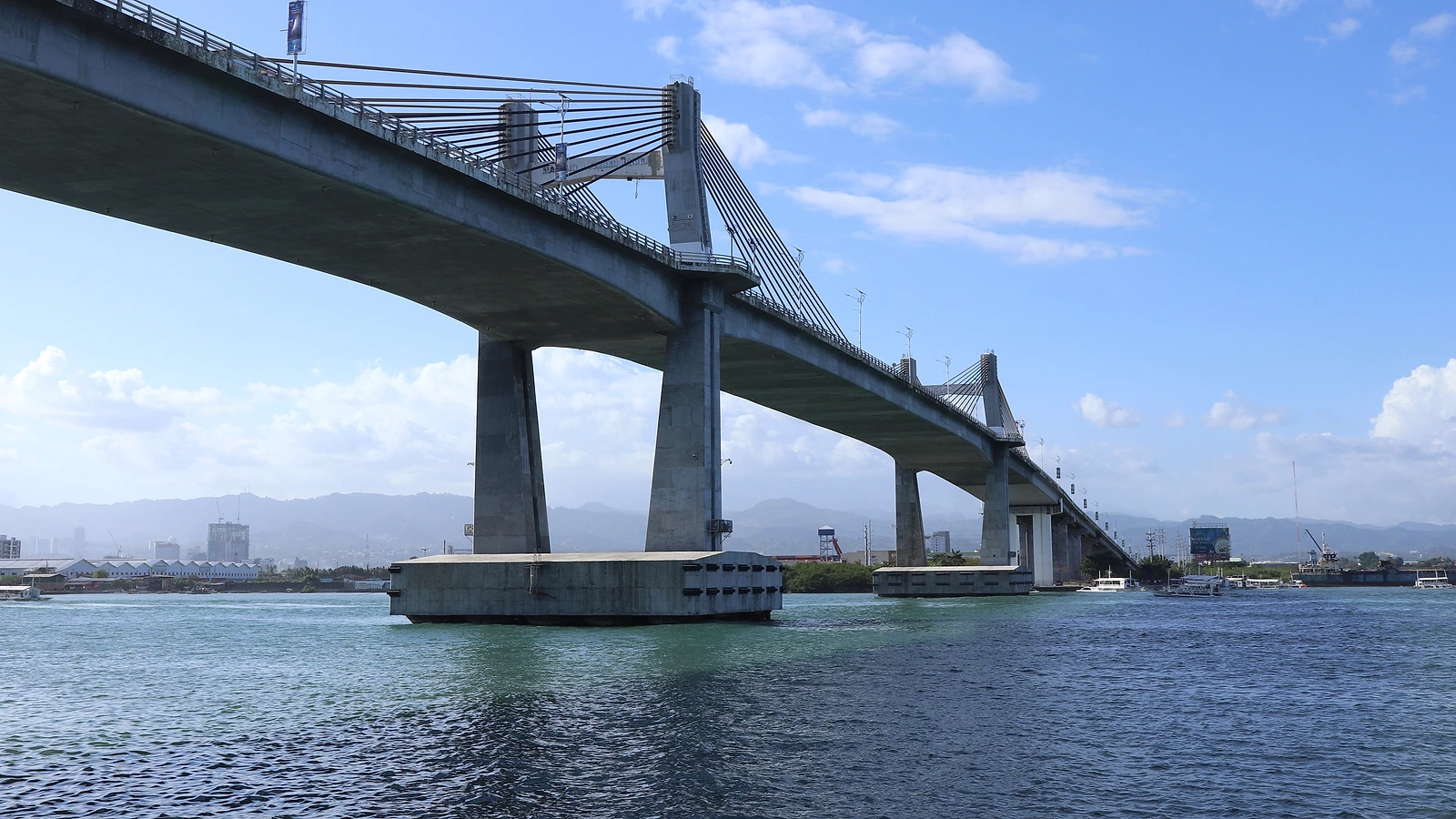 空港・セブ市内側へ車で移動するマクタン島の橋