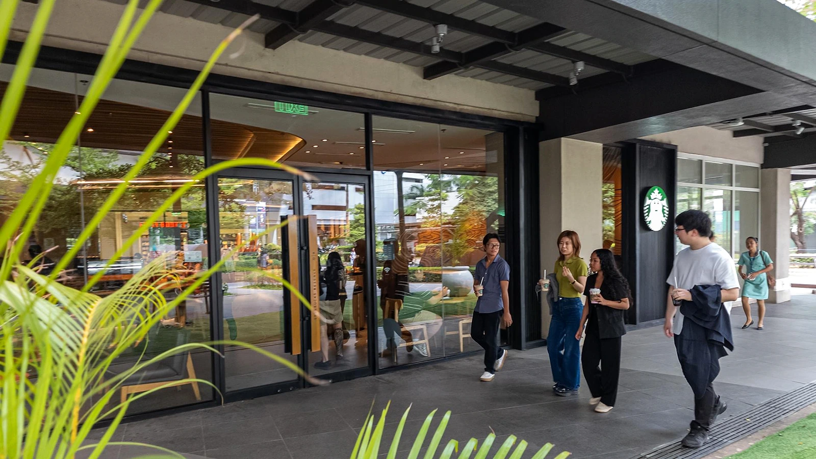 Cebu IT Park内のStarbucks Reserveと歩行環境