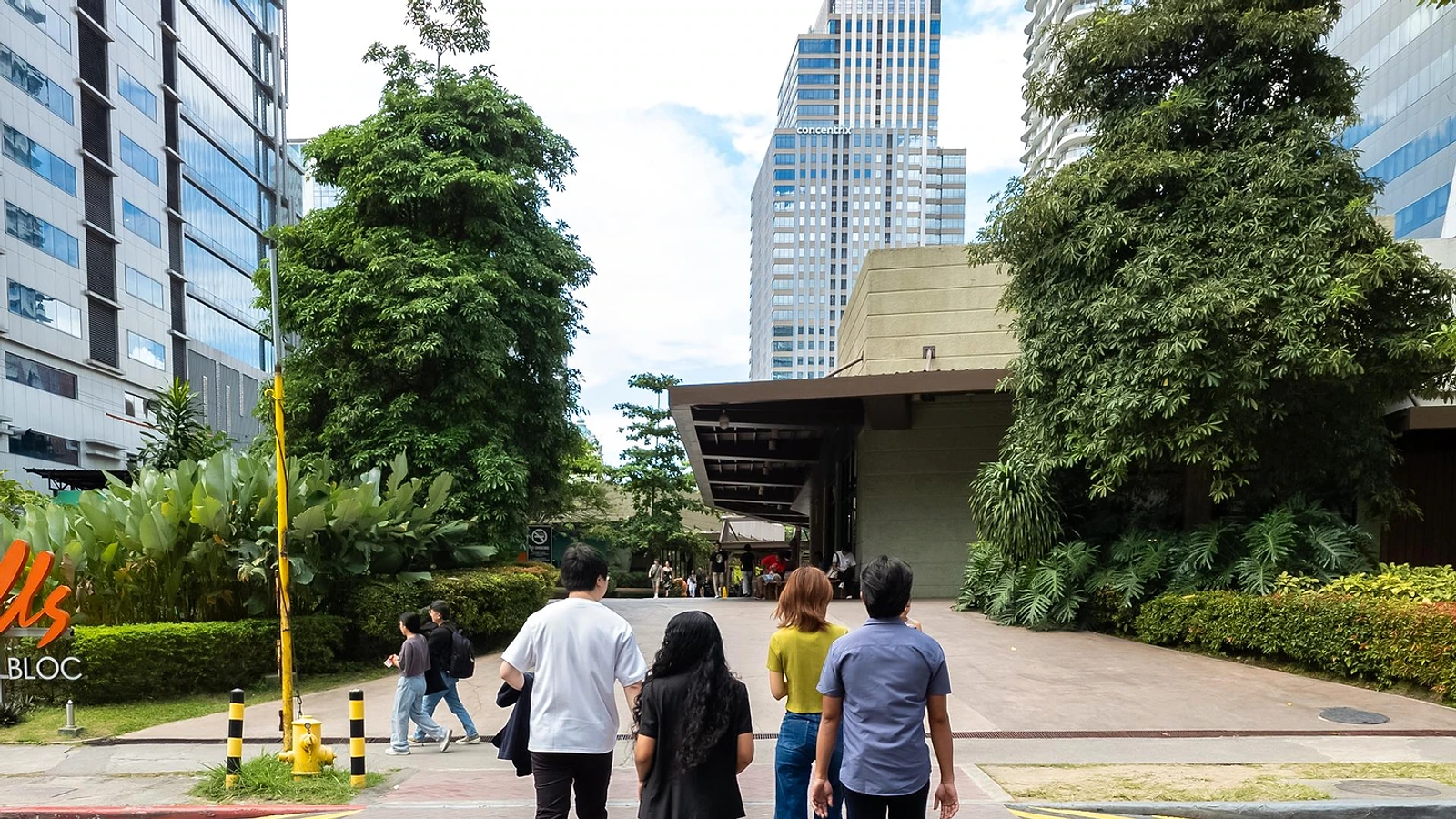 歩行者が行き交うCebu IT Parkの緑地と都市型生活環境