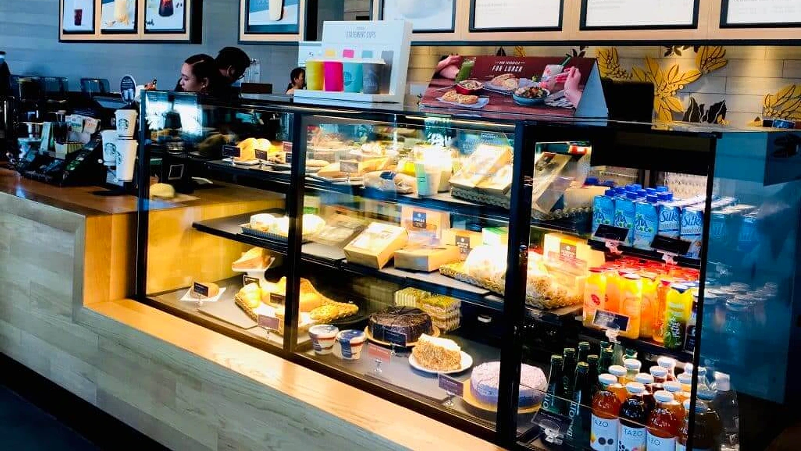 マクタンニュータウン内のStarbucks店内と商品カウンター
