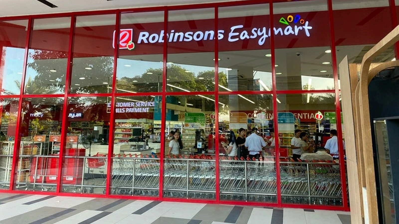 日用品を購入できるMactan NewtownのRobinsons Easymart