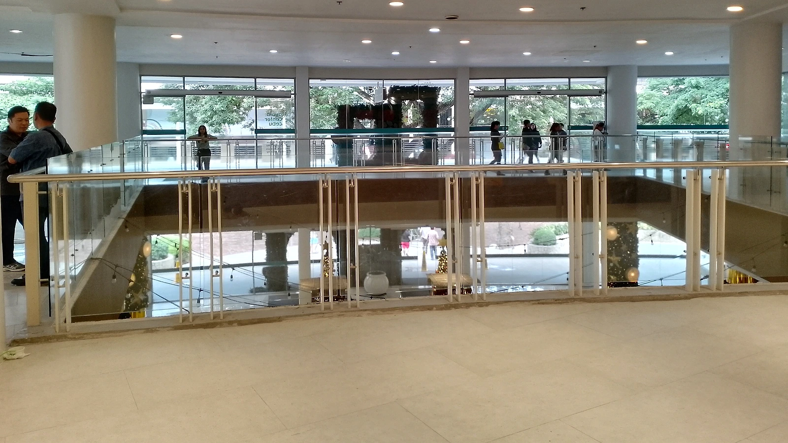 学校外で利用するAyala Center Cebuの商業施設