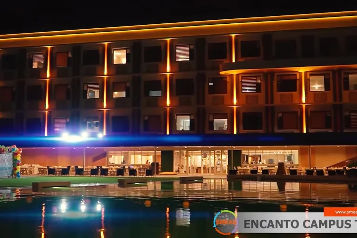 SMEAG Encanto Campusの夜の校舎外観
