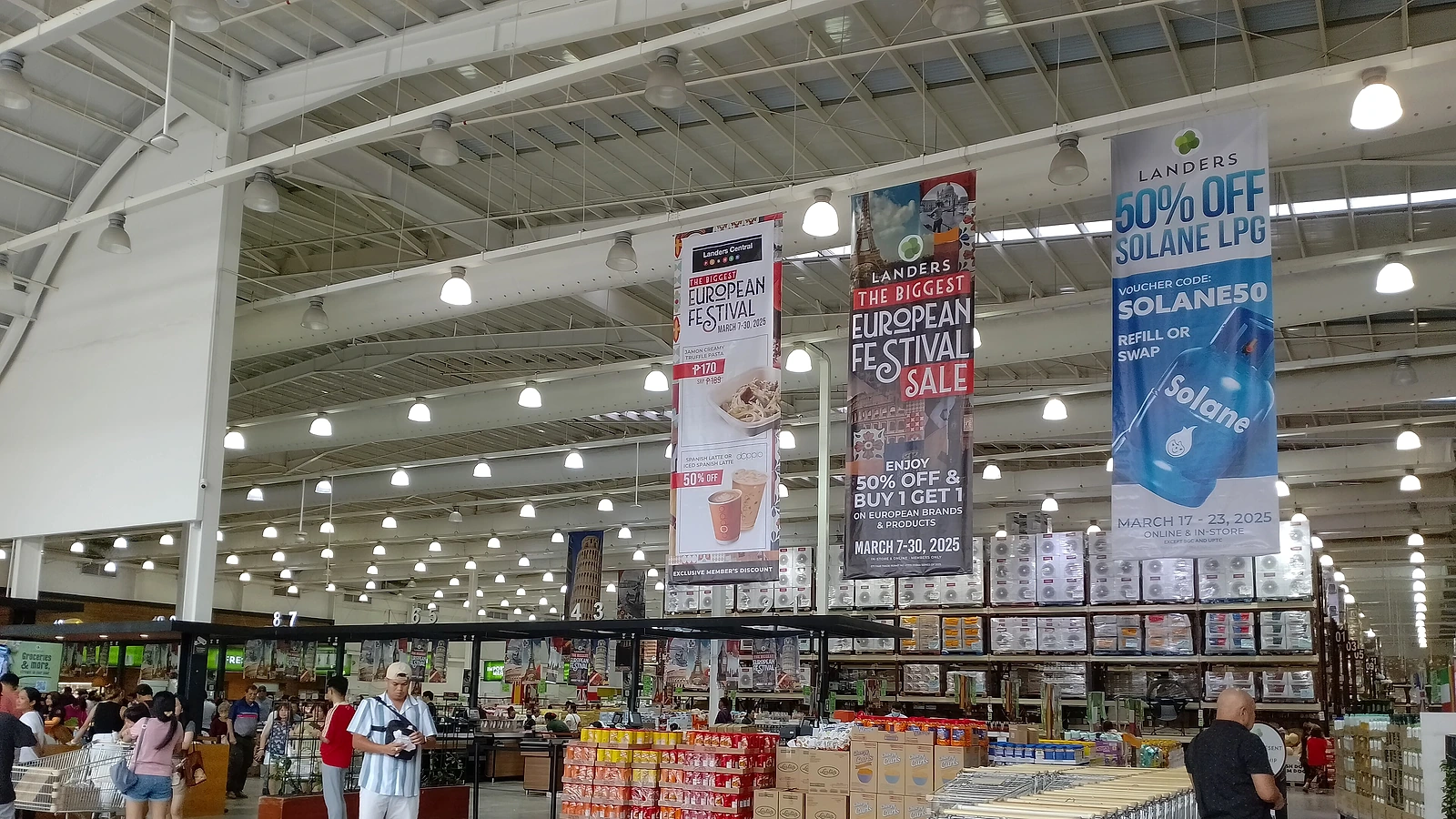 Landers Superstore Cebuの店内