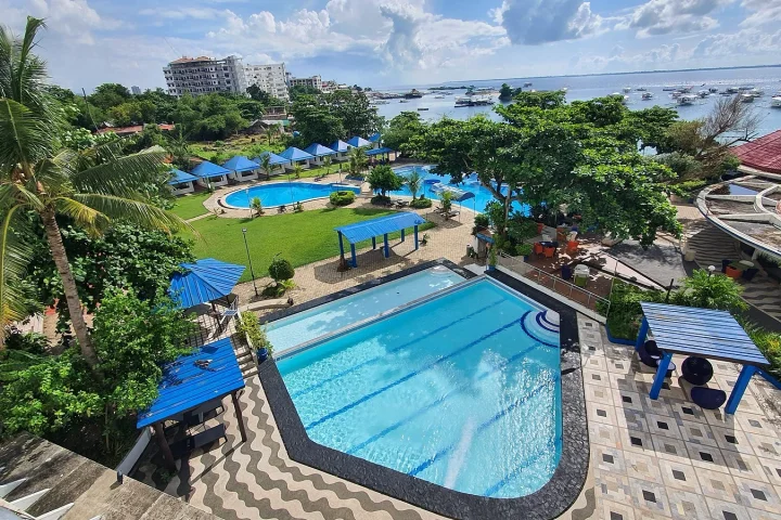 Cebu Blue Ocean Academyの校舎・プール全景