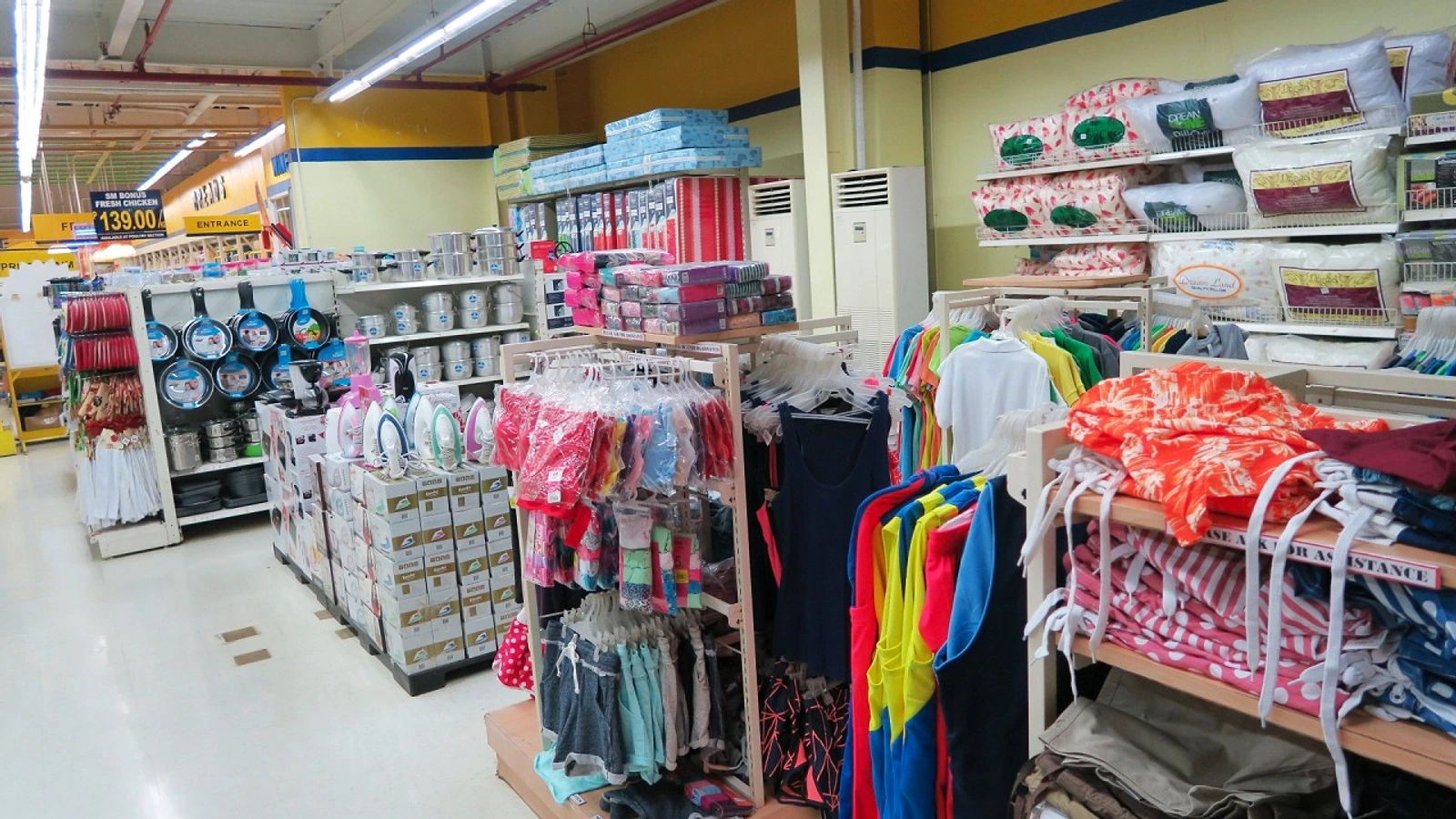 Savemore Maribagoで日用品を買う店内