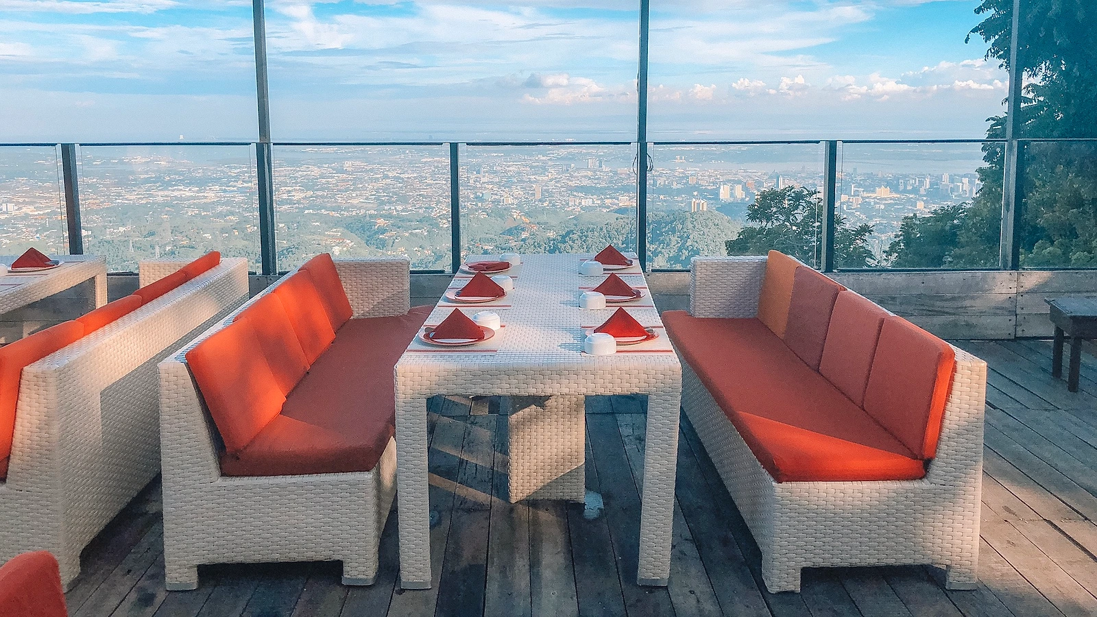 Top of Cebuの店内と眺望