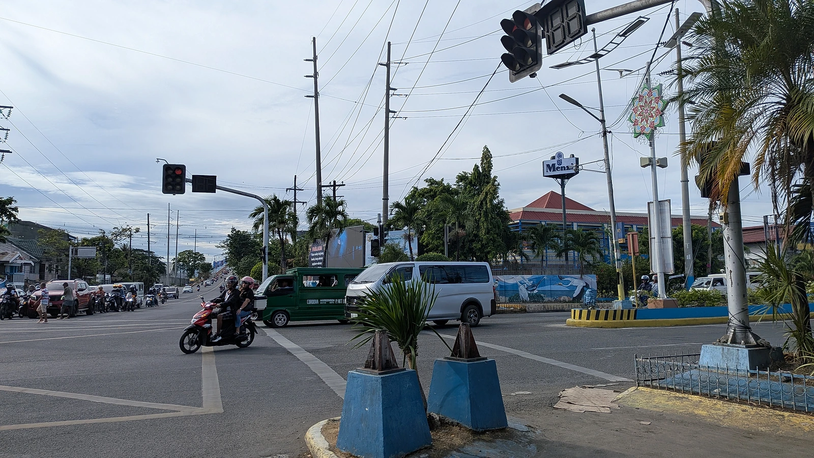 徒歩とGrabを使い分けるマクタン島の道路