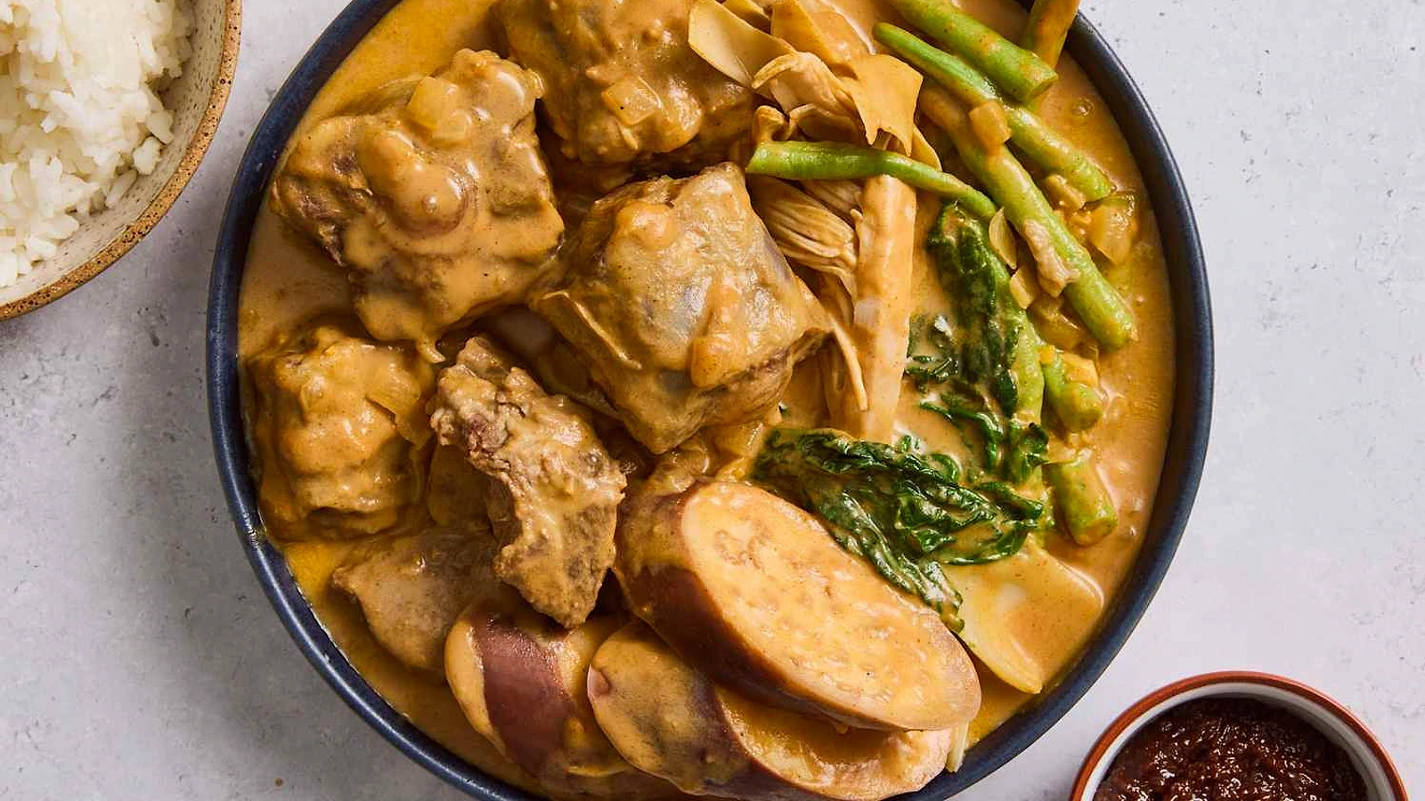 ピーナッツソースで煮込むカレカレ