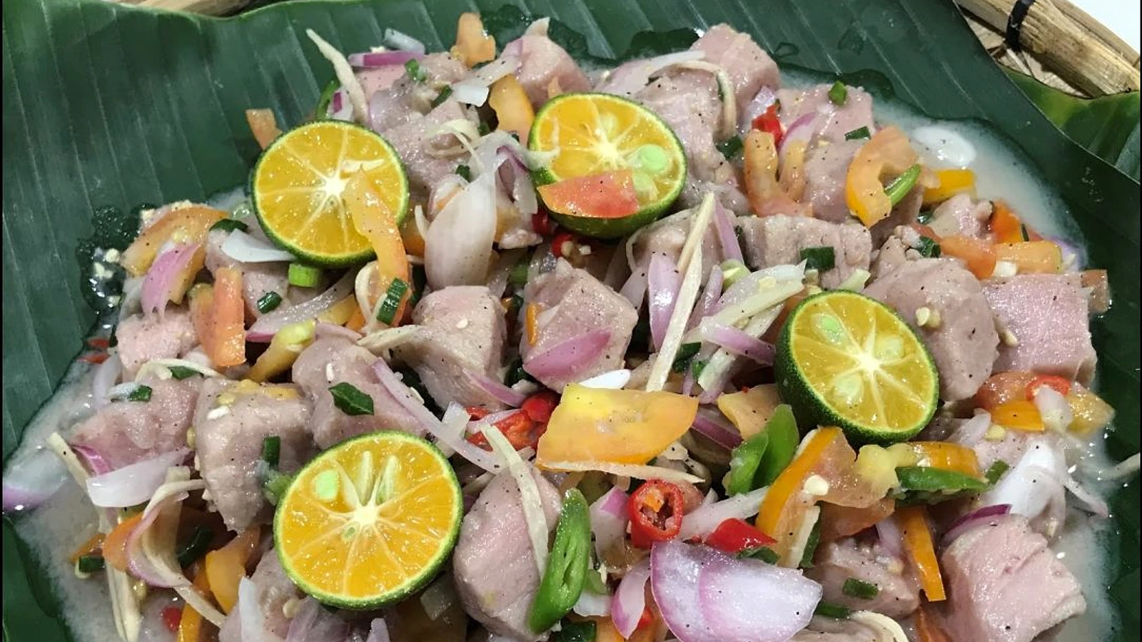 魚介を酢で和えるキニラウ