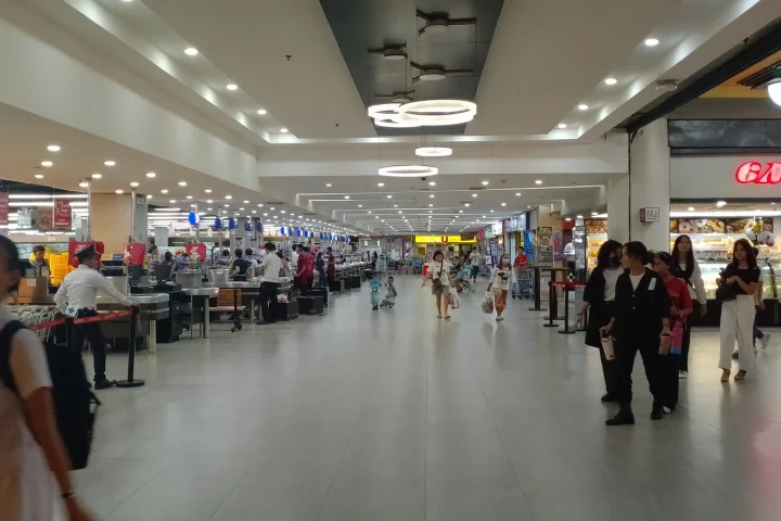 食品と日用品をまとめて買うスーパー